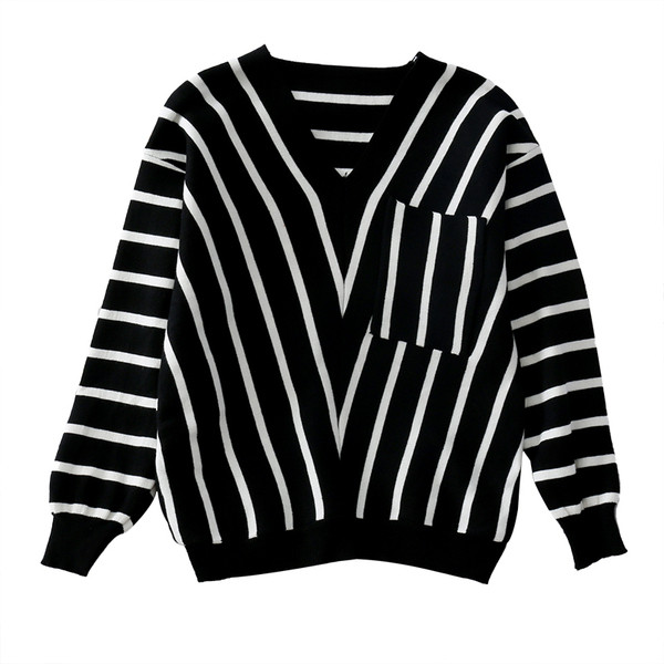 Casual γυναικείο πουλόβερ με τσέπες σε λευκό και μαύρο χρώμα