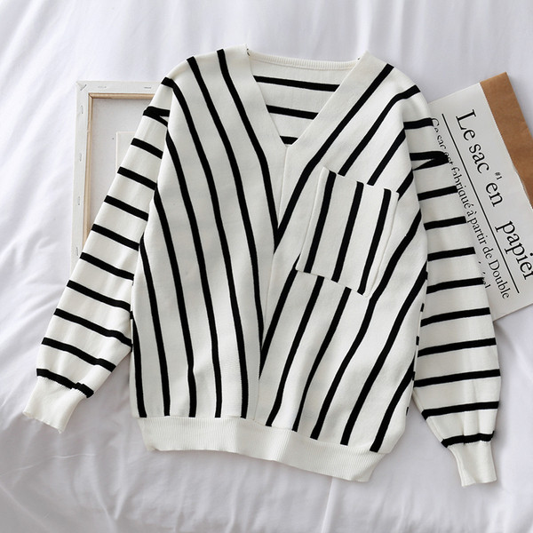 Casual γυναικείο πουλόβερ με τσέπες σε λευκό και μαύρο χρώμα