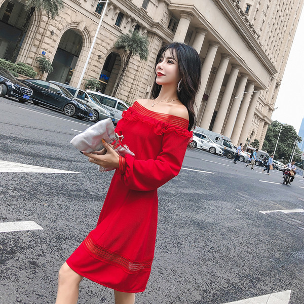 Rochie de dama de culoare rosie si decolteu rotund