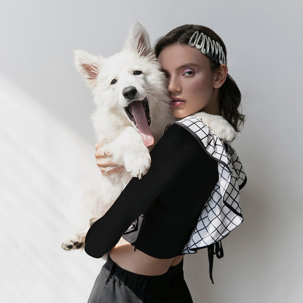 Μοντέρνα γυναικεία μπλούζα με τετράγωνη λαιμόκοψη σε μαύρο χρώμα