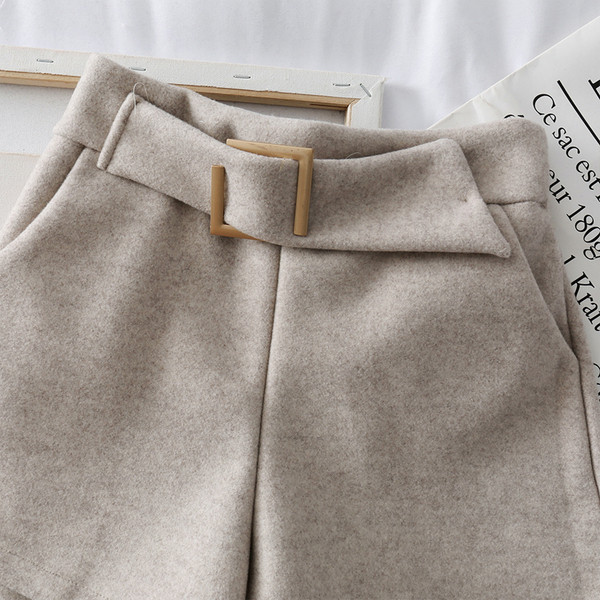 Pantaloni scurti moderni de dama cu element metalic si talie inalta