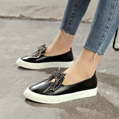 Fényes hatású modern női bőrcipő fehér és fekete színben