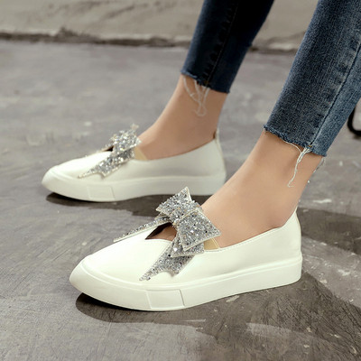 Fényes hatású modern női bőrcipő fehér és fekete színben