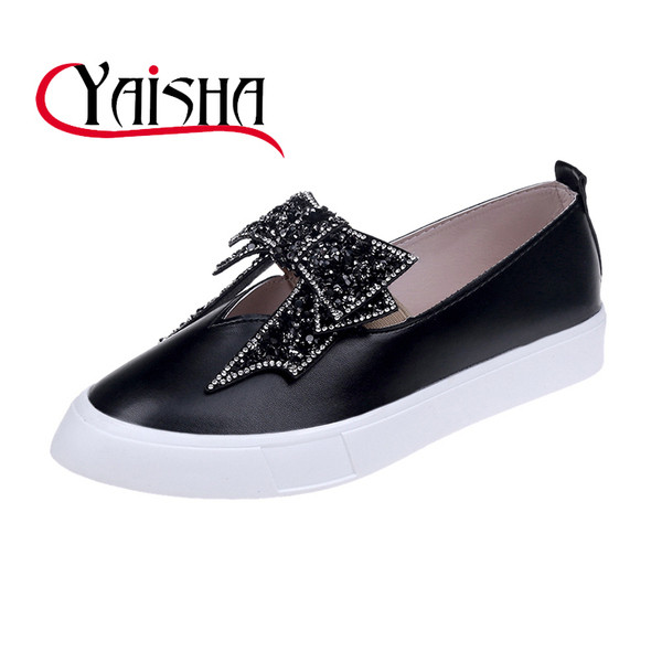 Fényes hatású modern női bőrcipő fehér és fekete színben