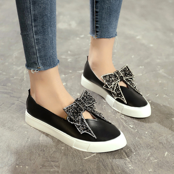 Fényes hatású modern női bőrcipő fehér és fekete színben