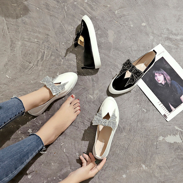 Fényes hatású modern női bőrcipő fehér és fekete színben