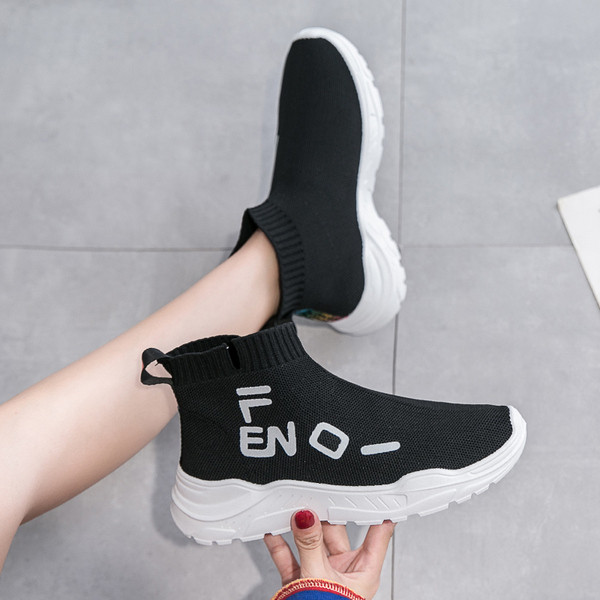 Casual γυναικεία αθλητικά παπούτσια με πολύχρωμες εφαρμογές