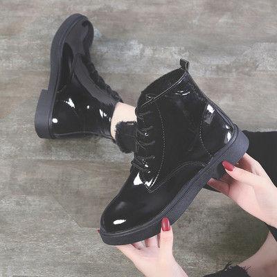 Μοντέρνες γυναικείες μπότες γιατο φθινοπώρο με επίπεδη σόλα - δύο μοντέλα