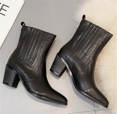 Κομψές γυναικείες μπότες με τακούνι και μυτερό μοντέλο σε λευκό και μαύρο χρώμα