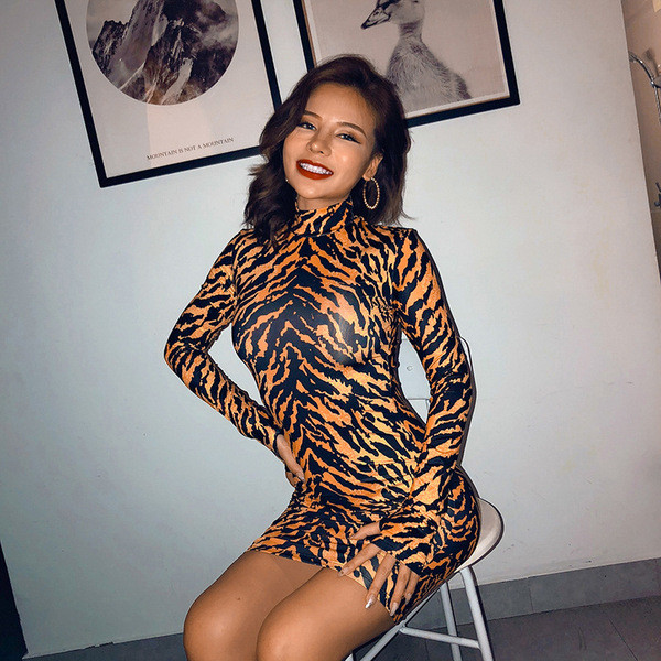 Μοντέρνο γυναικείο καθημερινό φόρεμα  με ζωικό τύπωμα και κολάρο 