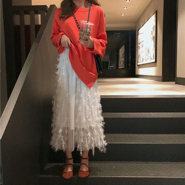 Fusta lungă cu sigiliu alb cu franjuri