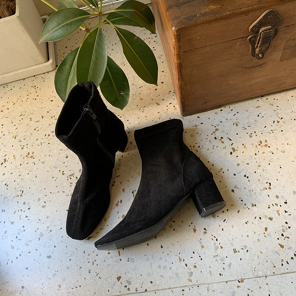 Καθημερινές γυναικείες μπότες με χαμηλό τακούνι σε μαύρο χρώμα από οικολογικό σουέτ