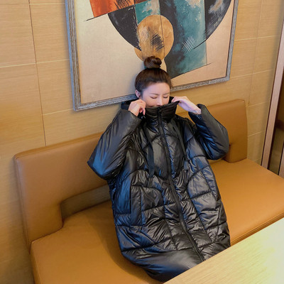 Μακρύ και φαρδύ γυανικείο παλτό σε λευκό και μαύρο χρώμα