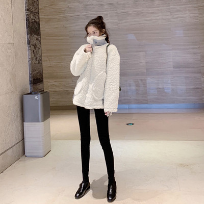 Късо пухено палто в бял цвят с цип и джобове