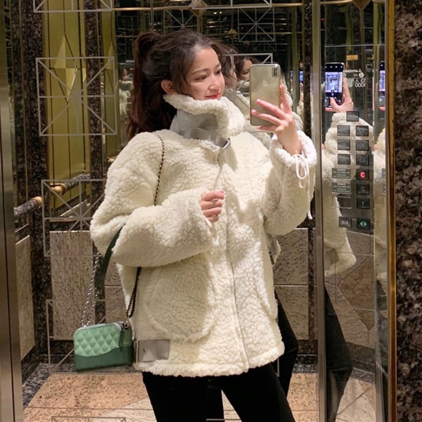 Palton scurt de puf alb, cu fermoar și buzunare