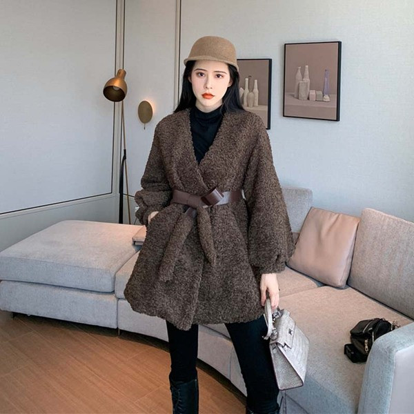 Дълго пухено палто в кафяв цвят с колан