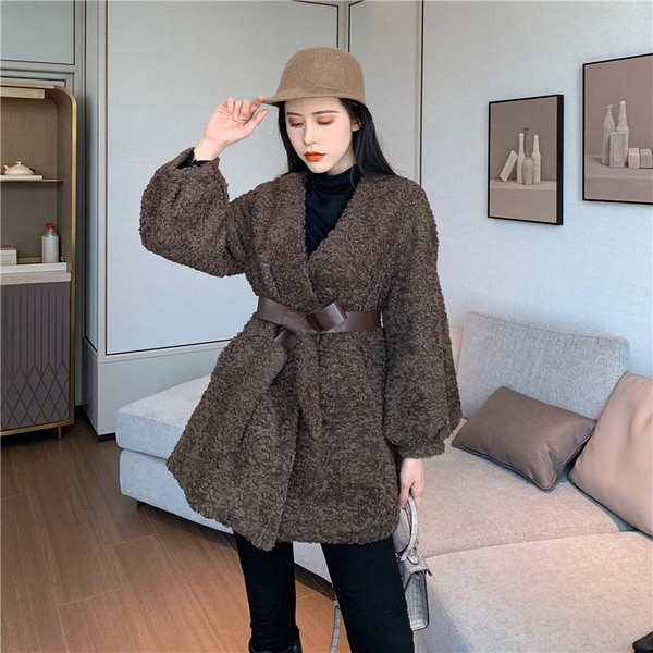 Дълго пухено палто в кафяв цвят с колан