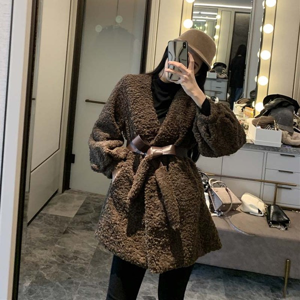 Дълго пухено палто в кафяв цвят с колан