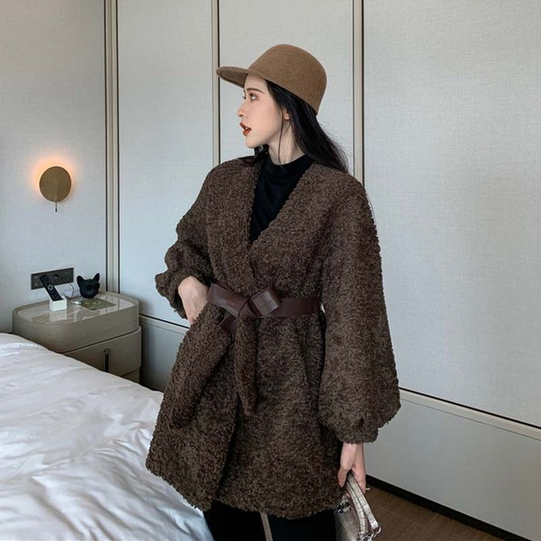 Дълго пухено палто в кафяв цвят с колан