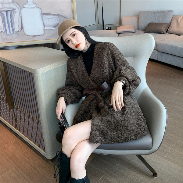 Дълго пухено палто в кафяв цвят с колан