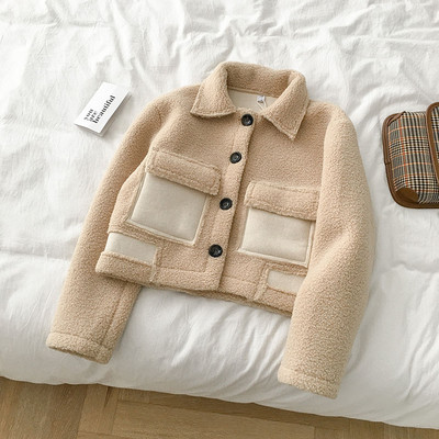 Ежедневно дамско късо палто в бял и бежов цвят с копчета