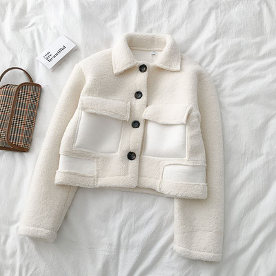 Ежедневно дамско късо палто в бял и бежов цвят с копчета