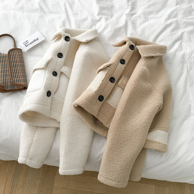 Ежедневно дамско късо палто в бял и бежов цвят с копчета