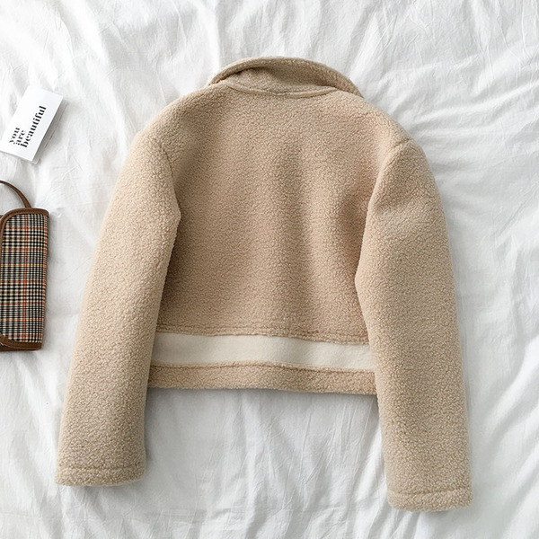 Ежедневно дамско късо палто в бял и бежов цвят с копчета