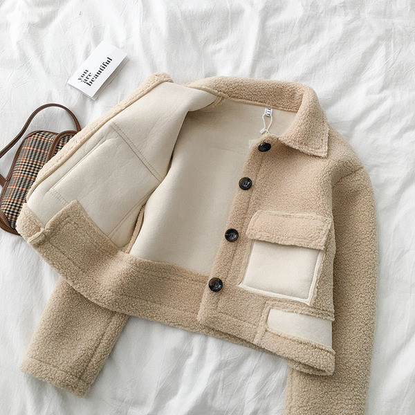 Ежедневно дамско късо палто в бял и бежов цвят с копчета