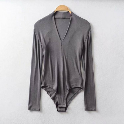 Modern női test spitz nyakkivágással, több színben