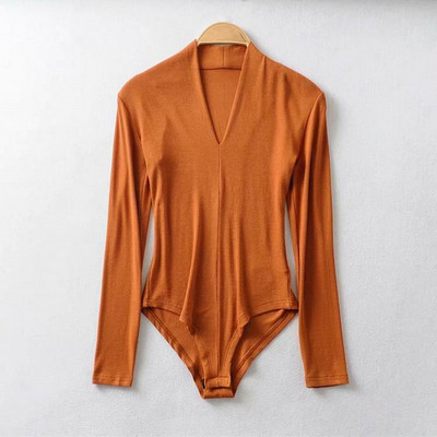 Modern női test spitz nyakkivágással, több színben