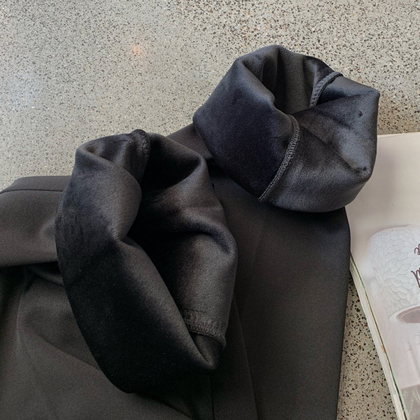 Дълъг и прав панталон в черен цвят с подплата