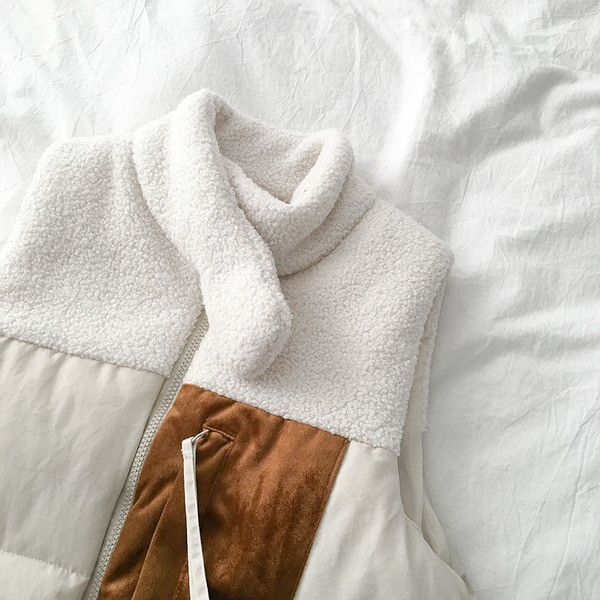 Casual γυναικείο γιλέκο με φερμουάρ και ψηλό γιακά σε λευκό και μαύρο χρώμα