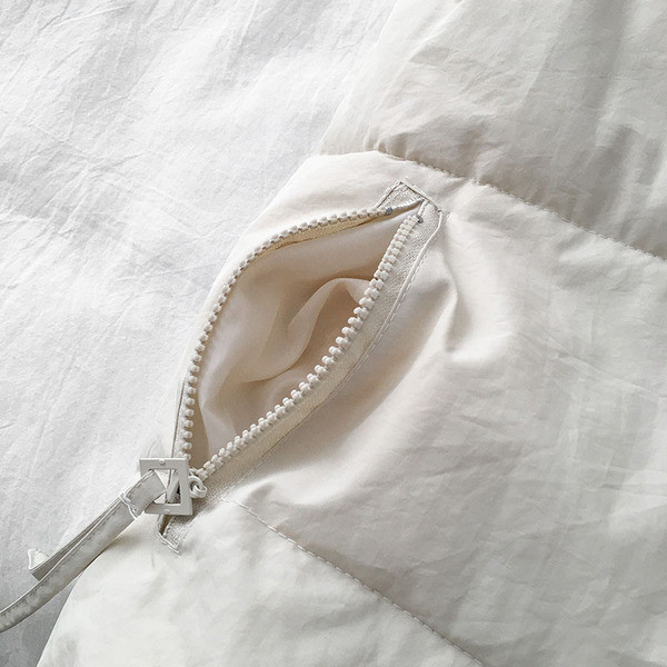 Casual γυναικείο γιλέκο με φερμουάρ και ψηλό γιακά σε λευκό και μαύρο χρώμα