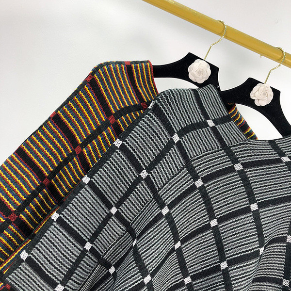 Női kötött poncsó két színben