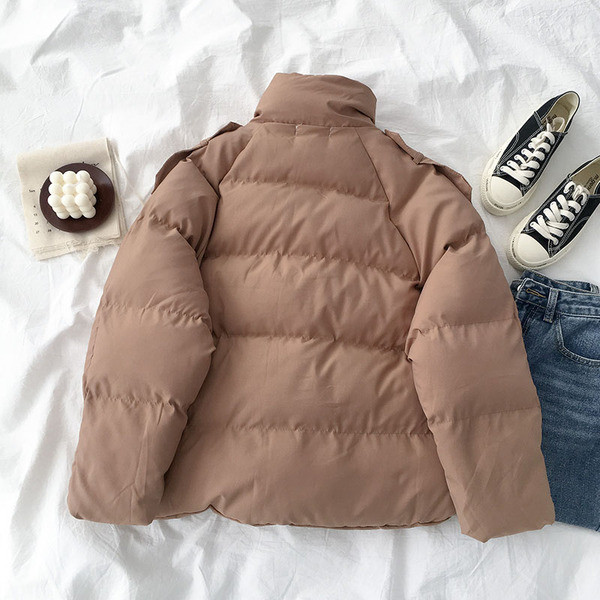 Női alkalmi kabát gombokkal és zsebbel barna és fekete színben