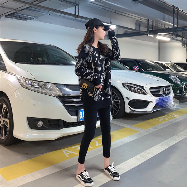 Női pulóver színes mintával két színben