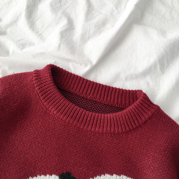 Καθημερινό γυνικείο πουλόβερ με εφαρμογή σε κόκκινο χρώμα