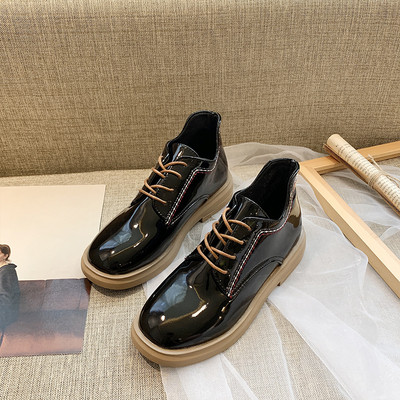 Lapos talpú női alkalmi cipő két színben