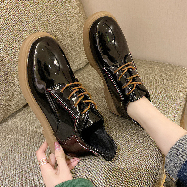 Lapos talpú női alkalmi cipő két színben