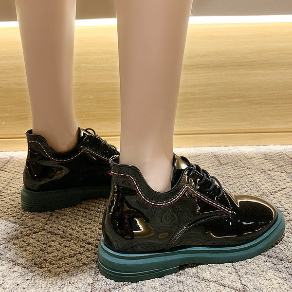 Lapos talpú női alkalmi cipő két színben