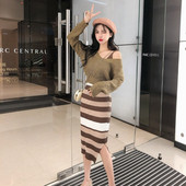 Női szett kötött csíkos ruhából és rövid pulóverből