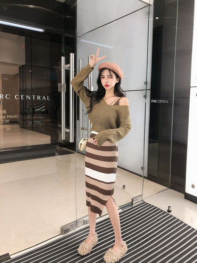 Női szett kötött csíkos ruhából és rövid pulóverből