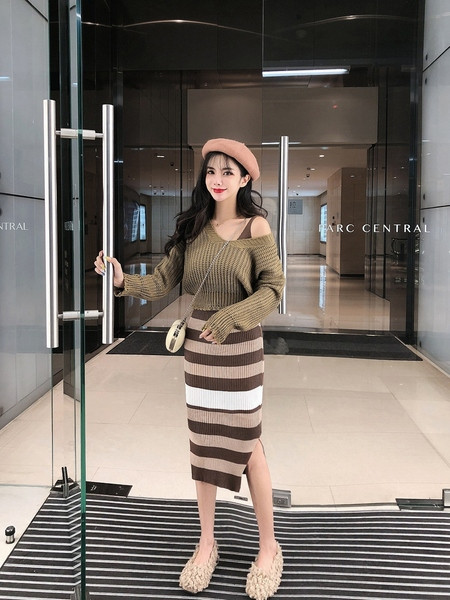 Női szett kötött csíkos ruhából és rövid pulóverből