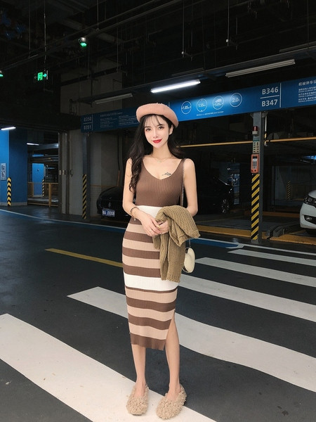 Női szett kötött csíkos ruhából és rövid pulóverből