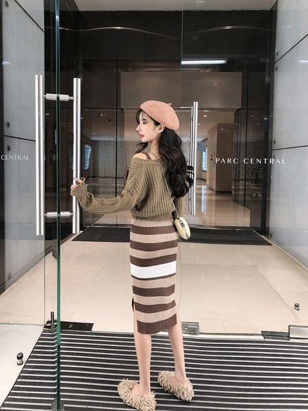 Női szett kötött csíkos ruhából és rövid pulóverből