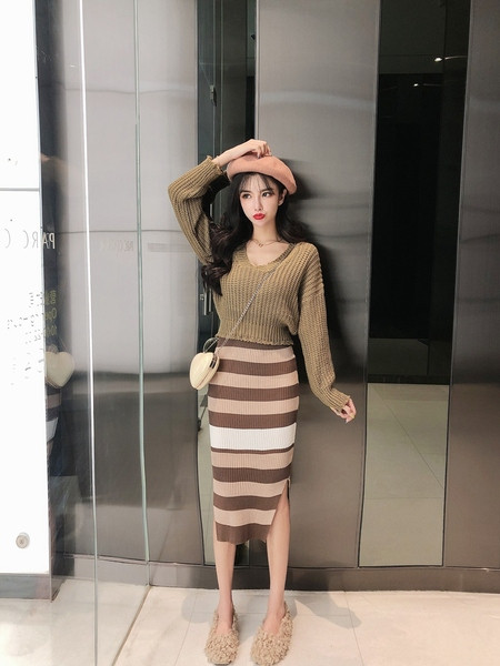 Női szett kötött csíkos ruhából és rövid pulóverből