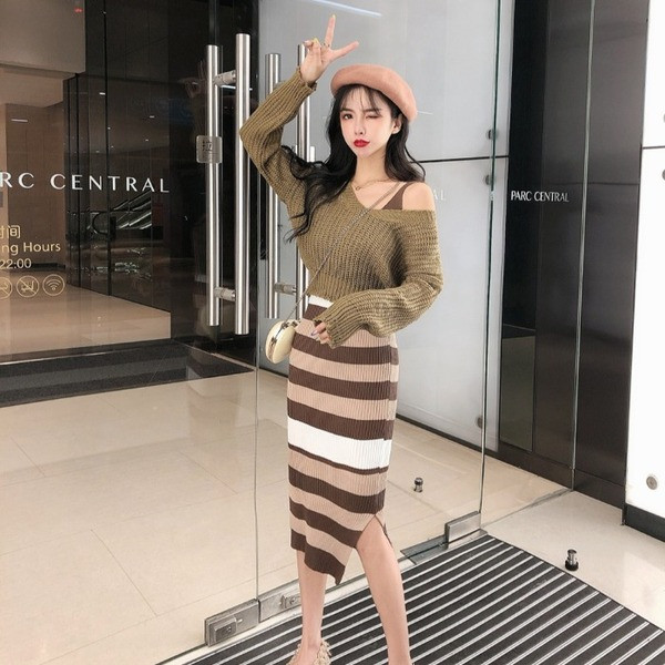 Női szett kötött csíkos ruhából és rövid pulóverből