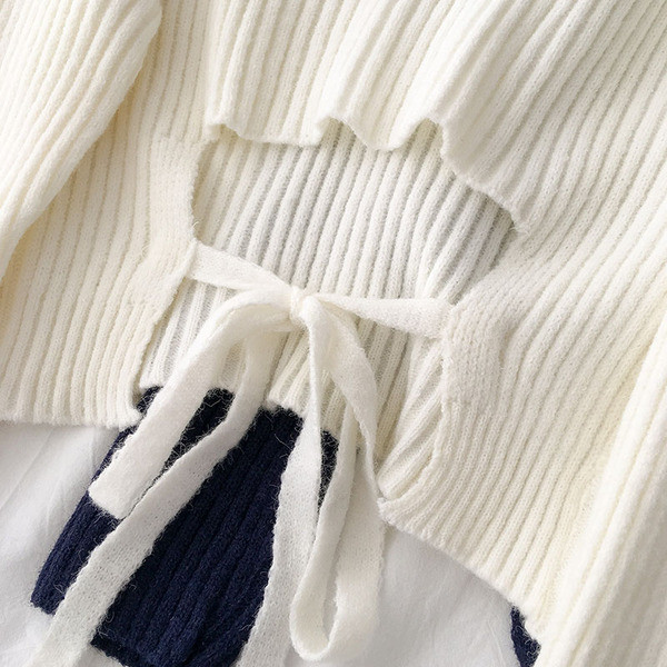 Γυναικείο casual πουλόβερ με οβάλ λαιμόκοψη  με κορδόνια σε μπλε και άσπρο χρώμα