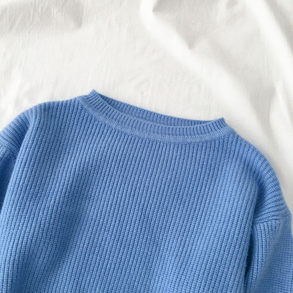 Pulover casual de dama cu decolteu oval si maneci lungi in albastru si negru